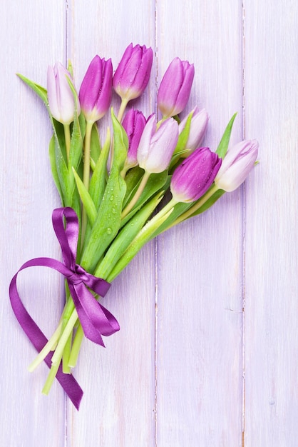 Tulipes violettes sur table en bois