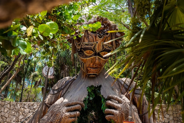 Tulum, Mexique. 25 mai 2021. Sculpture Ven a La luz installée dans la belle station balnéaire Ahau à côté d'une enseigne de café