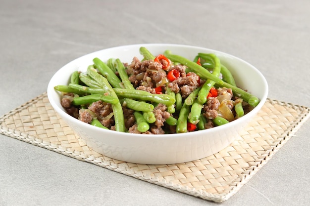 Tumis buncis daging cincang sapi ou sauté de haricots verts ou de haricots verts avec du bœuf haché.