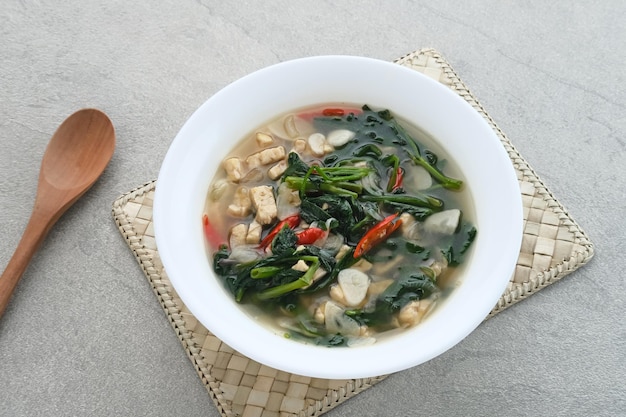 Tumis ou Ca Kangkung Terasi avec Tempeh est l'un des plats indonésiens Servi sur un bol blanc