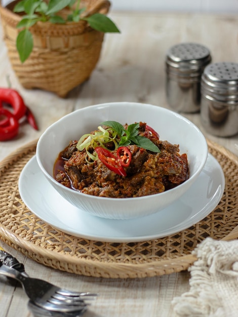 Tumis Daging Sapi Mercon ou Sauté ou sauté de bœuf avec oignon, piment de Cayenne rouge et autres herbes