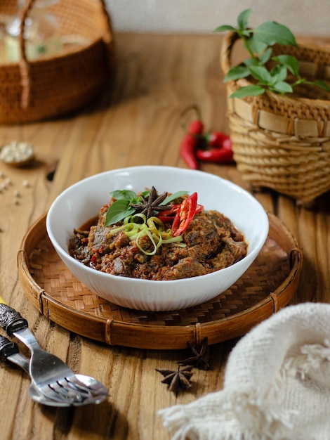 Tumis Daging Sapi Mercon ou Sauté ou sauté de bœuf avec oignon, piment de Cayenne rouge et autres herbes