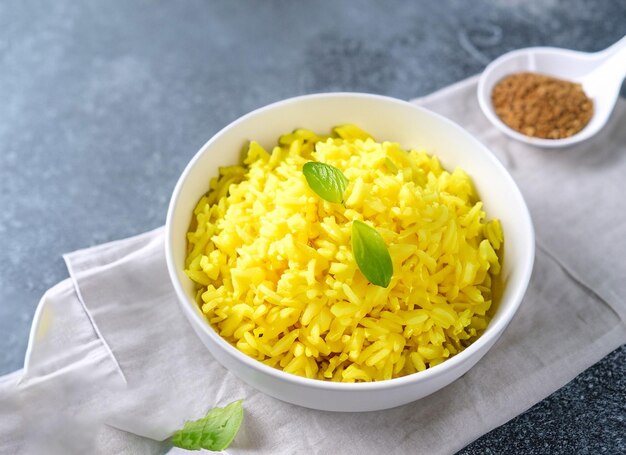 Tumpeng de riz jaune, cuisine indonésienne