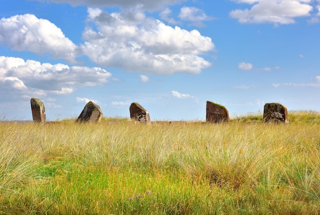 Le tumulus du Ve siècle av. J.-C. stèles de pierre rouge sous un ciel bleu Sibérie Russie