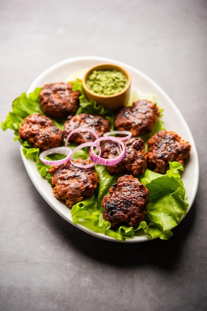 Tunde Ke Kabab, également connu sous le nom de kebab de galouti de Buffalo, de poulet ou de viande, est un plat doux à base de viande hachée qui est populaire en Inde