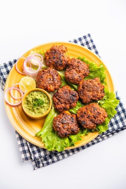 Tunde Ke Kabab, également connu sous le nom de kebab de galouti de Buffalo, de poulet ou de viande, est un plat doux à base de viande hachée qui est populaire en Inde