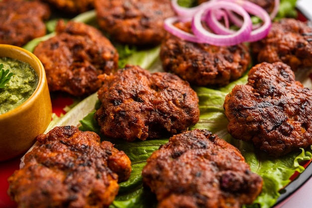 Tunde Ke Kabab, également connu sous le nom de kebab de galouti de Buffalo, de poulet ou de viande, est un plat doux à base de viande hachée qui est populaire en Inde