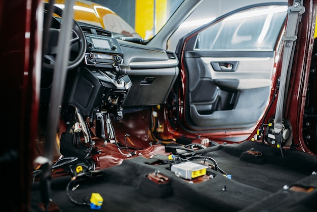 Tuning de voiture professionnelle, gros plan intérieur du véhicule démonté, personne. Détail automatique. Automobile dans le garage, pas de marque