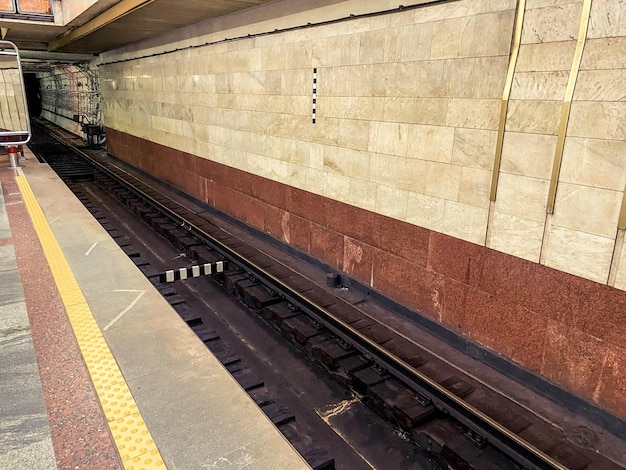 Tunnel dans le métro pour le mouvement des rails des trains à grande vitesse et des séparateurs sur les voies
