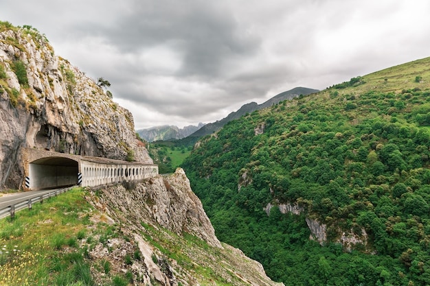 Tunnel dans les montagnes des Pics d'Europe Espagne