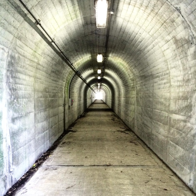 Photo tunnel éclairé