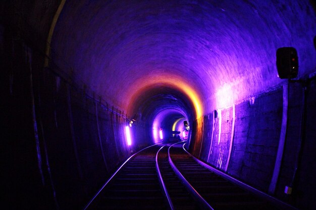 Tunnel éclairé