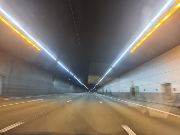 Le tunnel est éclairé par une lumière jaune au sommet.