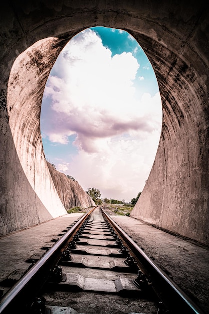 Tunnel ferroviaire fond de ciel bleu