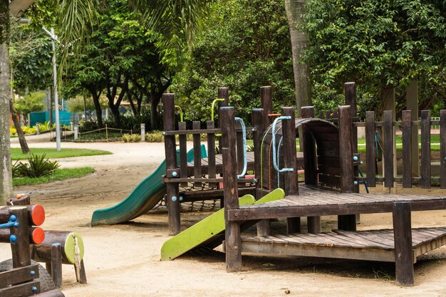 Tunnel et glisseur terrain de jeu rustique et coloré pour les enfants dans le parc coin des enfants zone de loisirs