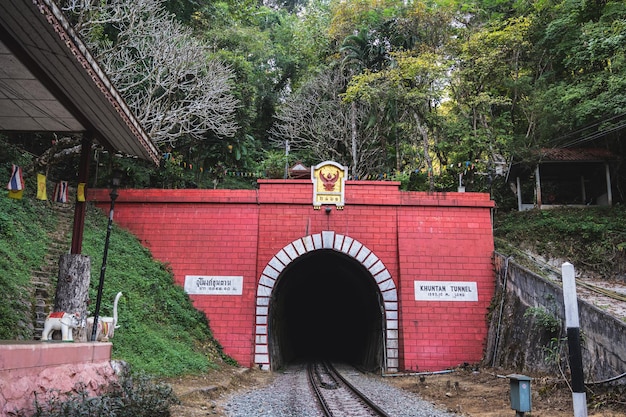 Le tunnel de Khuntan est avec une longueur de 1362 mètres le plus long tunnel ferroviaire de Thaïlande