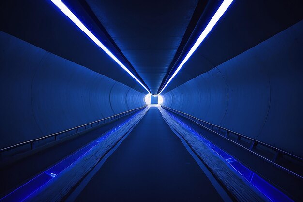 Un tunnel avec une lumière bleue et une lumière bleu