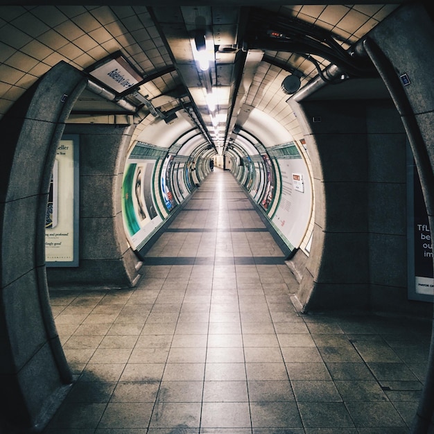 Photo tunnel de métro éclairé vide