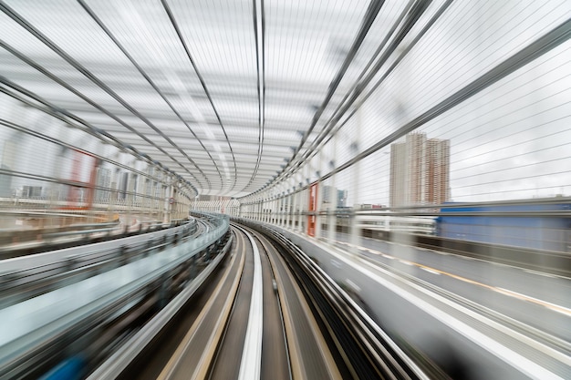 Tunnel de métro avec le flou de mouvement d'une ville