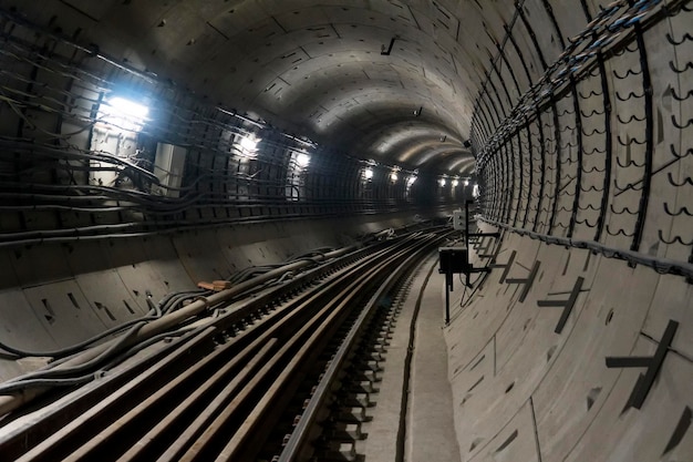 Tunnel de métro rond et sinueux allant au loin