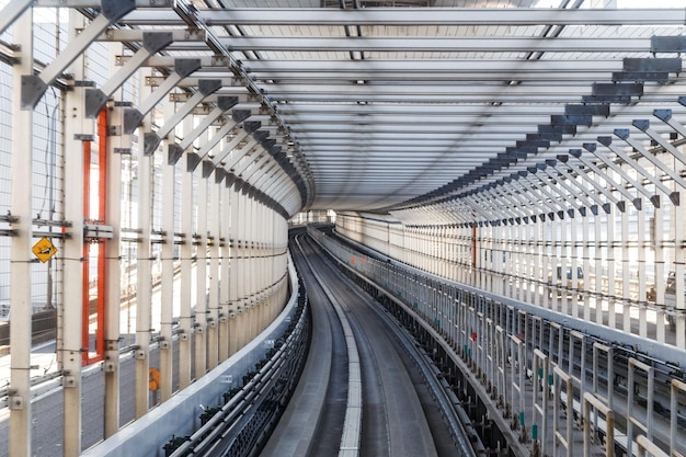 Tunnel de monorail de Tokyo pour les trains sans pilote et automatisés sur Rainbow Brige à Odaiba au Japon