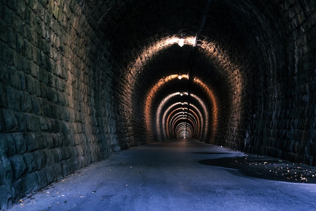 Un tunnel sans fin comme arrière-plan abstrait