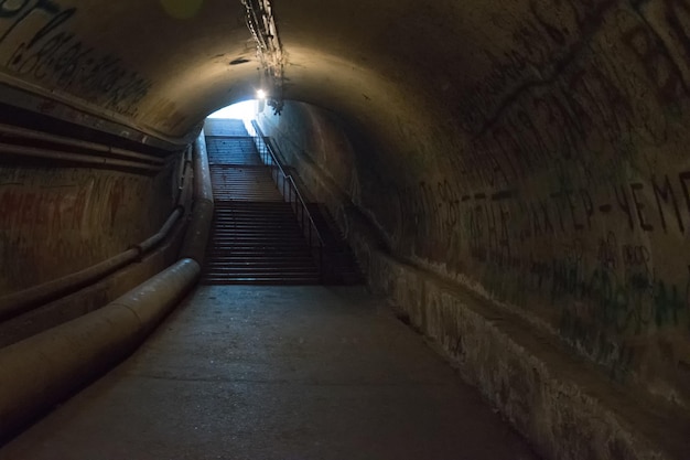 Tunnel sombre avec lumière au bout