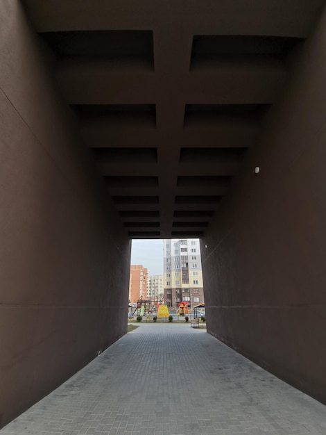 Un tunnel sombre avec un panneau qui dit "pas de parking" dessus.