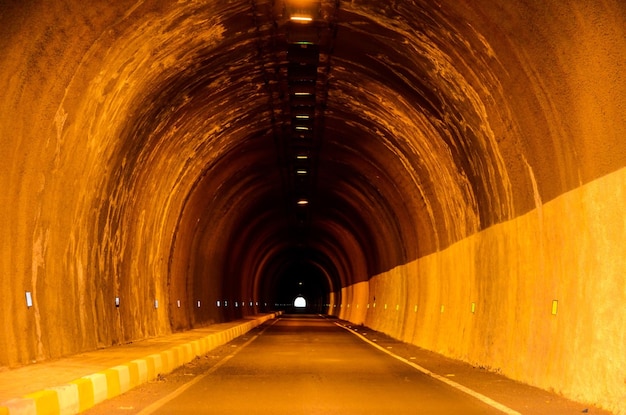 Tunnel sombre souterrain