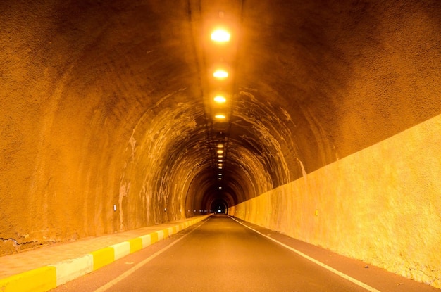 Tunnel sombre souterrain