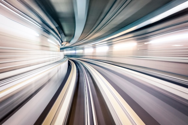 Tunnel souterrain du métro avec des voies ferrées floues dans la galerie du métro