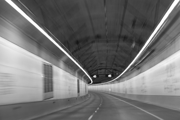 Tunnel souterrain avec route Tunnel de voiture de mouvement avec sentiers légers sur la route de transport de fond