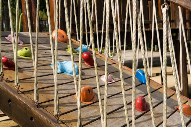 Tunnel et toboggan Aire de jeux rustique et colorée pour les enfants dans le parc Coin des enfants Aire de loisirs