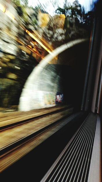 Tunnel vu par la fenêtre du train