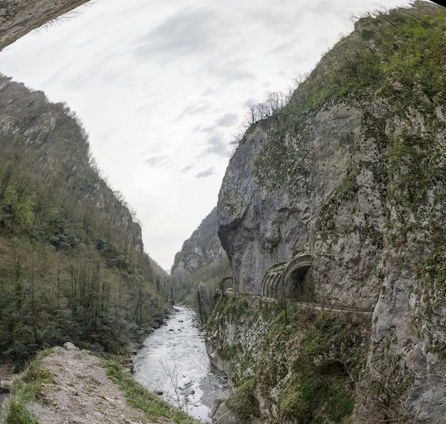 Tunnels abandonnés et ancienne route Adler - Krasnaya Polyana. Sotchi, Russie