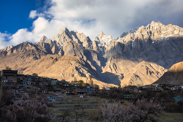 Tupopdan culmine près du village de Passu, dans la région supérieure de Hunza, dans les régions du nord du Pakistan