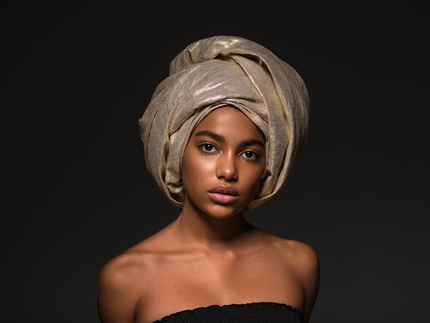 Turban femme ethnique africaine beautyface propre peau saine bouchent portrait