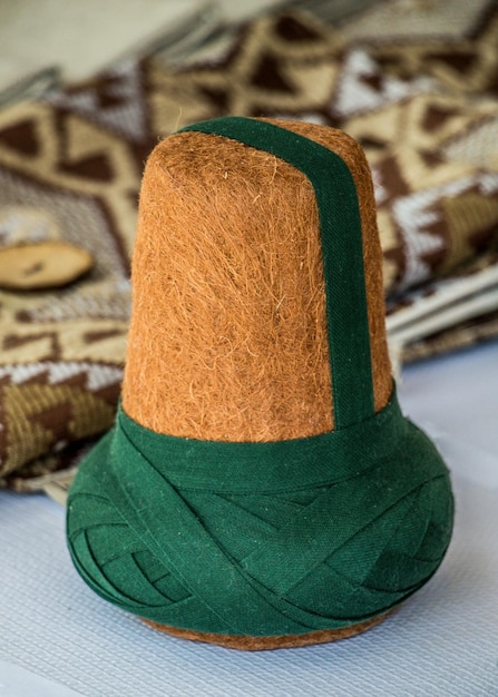 Photo turban de mode ottomane pour l'homme derviche soufi