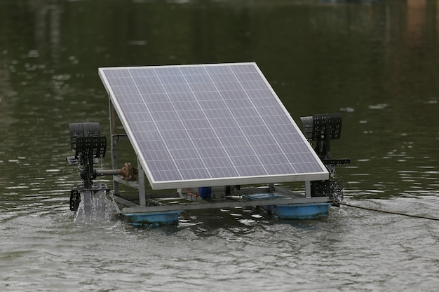 Turbine à eau alimentée par l'énergie solaire dans l'étang