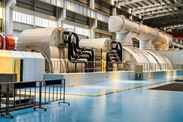 Turbine puissante dans la salle des turbines à vapeur