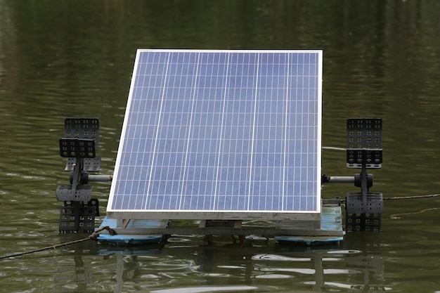 Photo turbine solaire à eau avec système éteint dans un étang