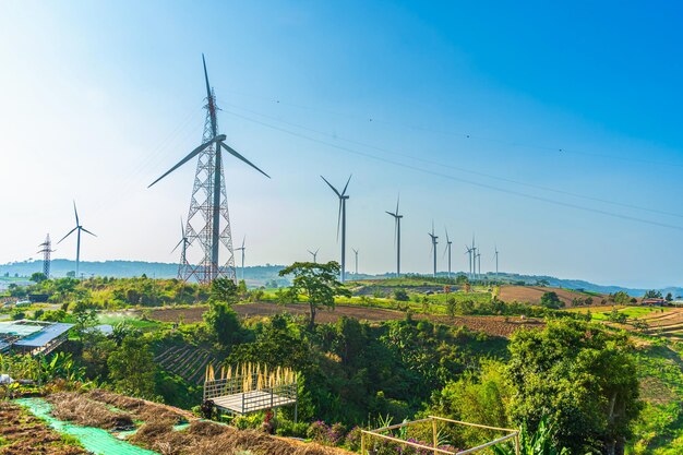 Photo des turbines éoliennes sur une colline dans le parc khao kho en thaïlande énergie propre énergie écologique énergie verte