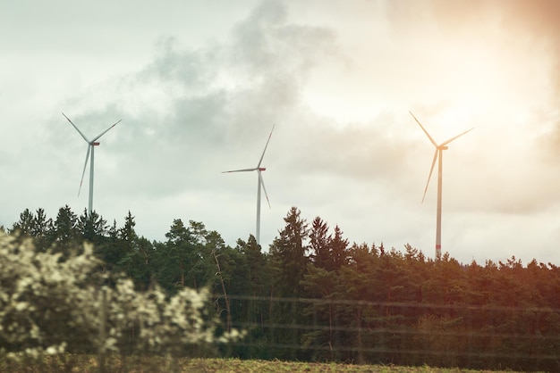 Les turbines éoliennes contre le ciel Les turbines eoliennes en Europe Concept d'un avenir durable et vert