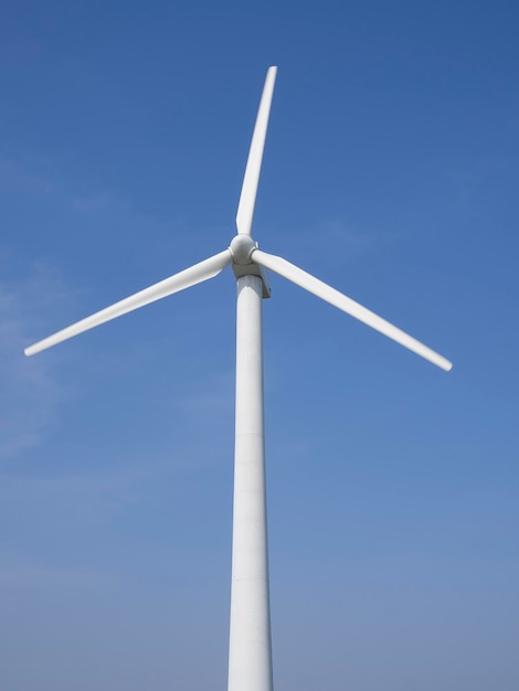 Turbines éoliennes génératrices d'énergie alternative produisant de l'électricité sur fond de ciel bleu