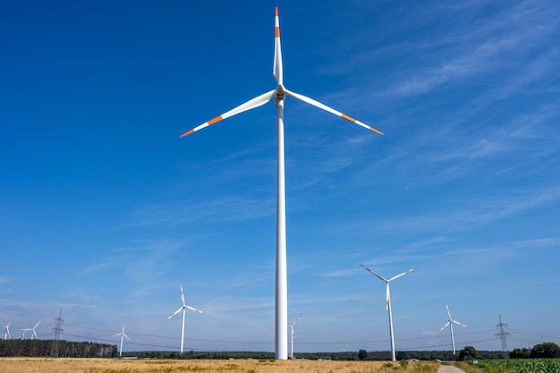 Des turbines éoliennes modernes avec des lignes électriques en Allemagne