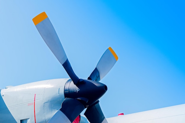 Turbopropulseur d'avion avec hélice sur fond de ciel bleu Belle vue couleur de l'avion