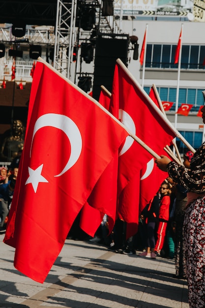 Turcs tenant des drapeaux turcs rouges dans leurs mains