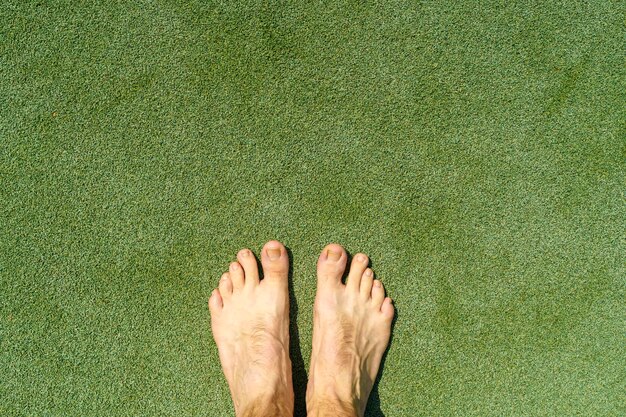 Turf artificiel et fond de surface sportive Pieds sur un fond sportif vert