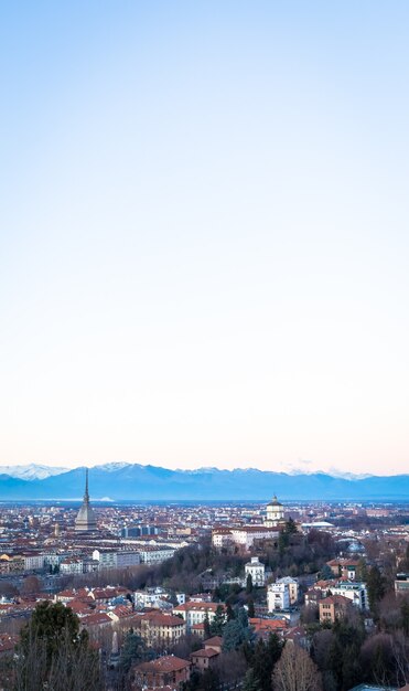 TURIN, ITALIE - CIRCA AOT 2020 : vue panoramique avec horizon au coucher du soleil. Magnifiques montagnes des Alpes en arrière-plan.