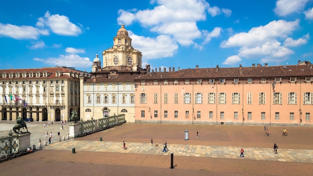 TURIN ITALIE VERS AOÛT 2020 perspective sur l'élégante et baroque église Saint-Laurent à Turin Incroyable lumière naturelle avec un ciel bleu